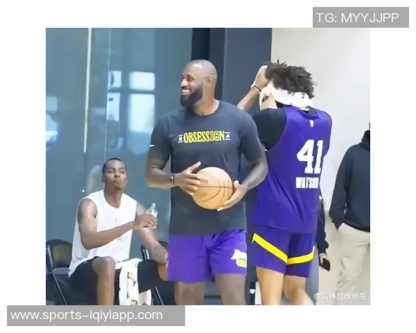 雷迪克透露詹姆斯本周积极参与个人训练提升状态 雷迪克透露詹姆斯本周积极参与个人训练提升状态