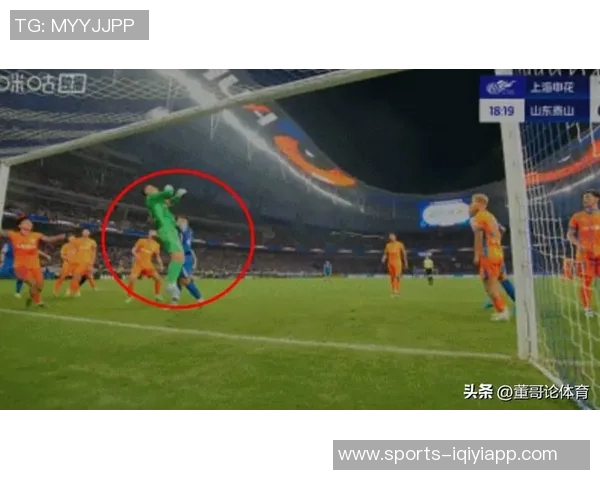 国米点球争议背后主裁视线受阻助理裁判果断判罚VAR介入确认结果