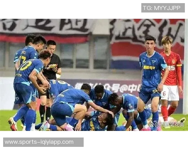 铜梁龙外援精彩头球破门助力球队打破僵局张外龙场边赞赏不断 铜梁龙外援精彩头球破门助力球队打破僵局张外龙场边赞赏不断