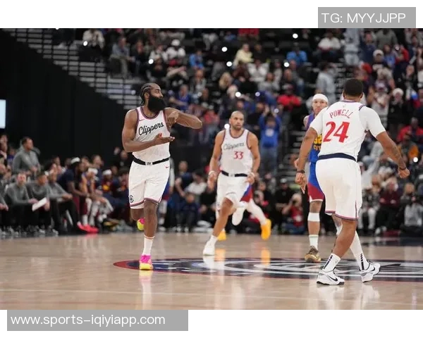 戈登状态火热半场完美表现砍下14分外加3篮板1助攻助力球队奋勇争先