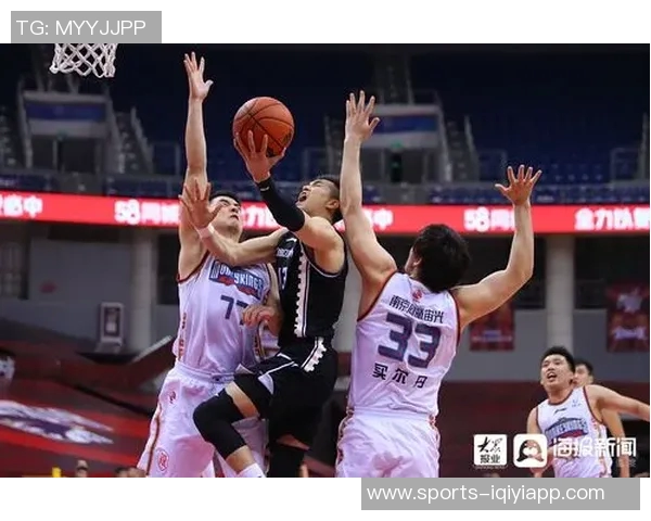 哈克斯替补登场26分钟高效表现14投9中斩获21分3篮板2助攻 哈克斯替补登场26分钟高效表现14投9中斩获21分3篮板2助攻