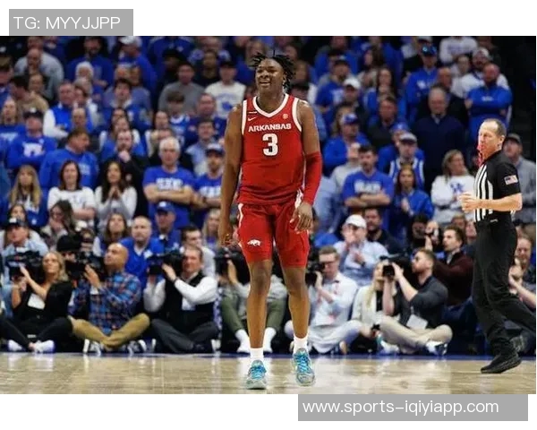 阿杜蒂耶罗在G联盟上演惊天隔扣防守球员被撞翻在地 阿杜蒂耶罗在G联盟上演惊天隔扣防守球员被撞翻在地